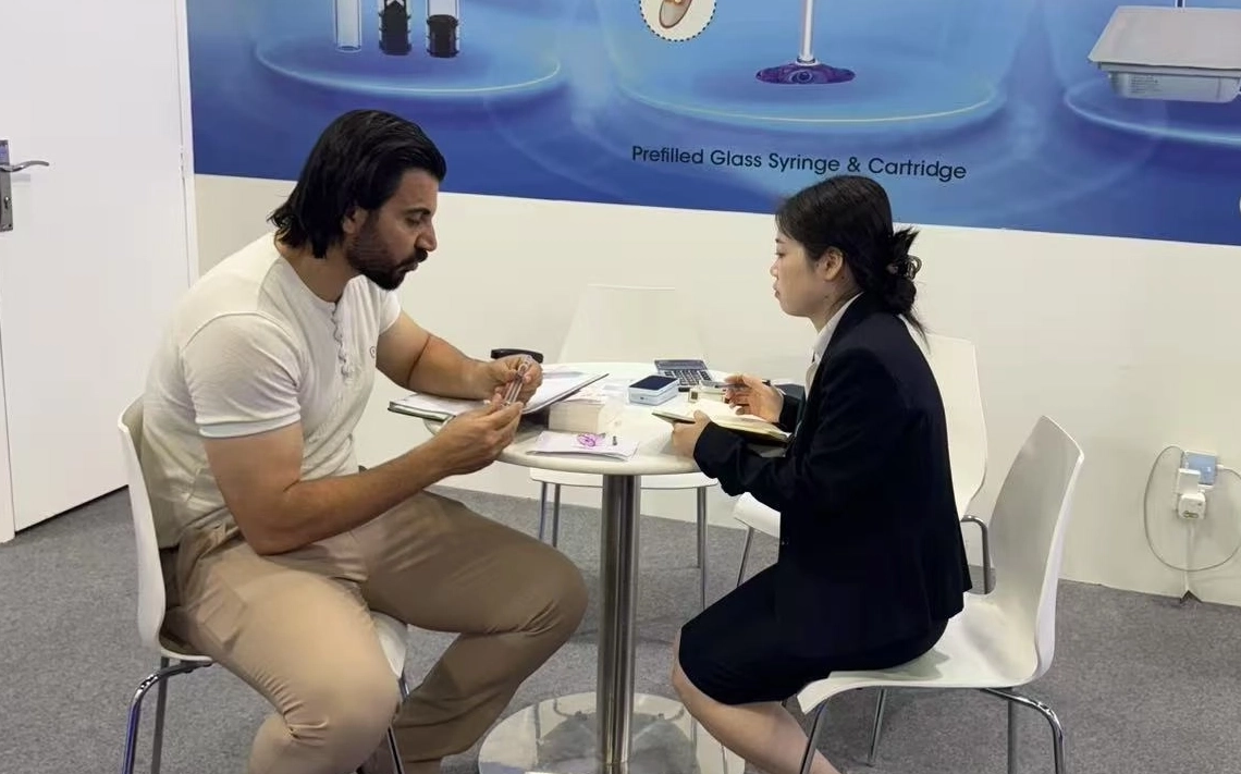 Cara a cara en Dubai Derma 2025-Sunrise Medical in Action