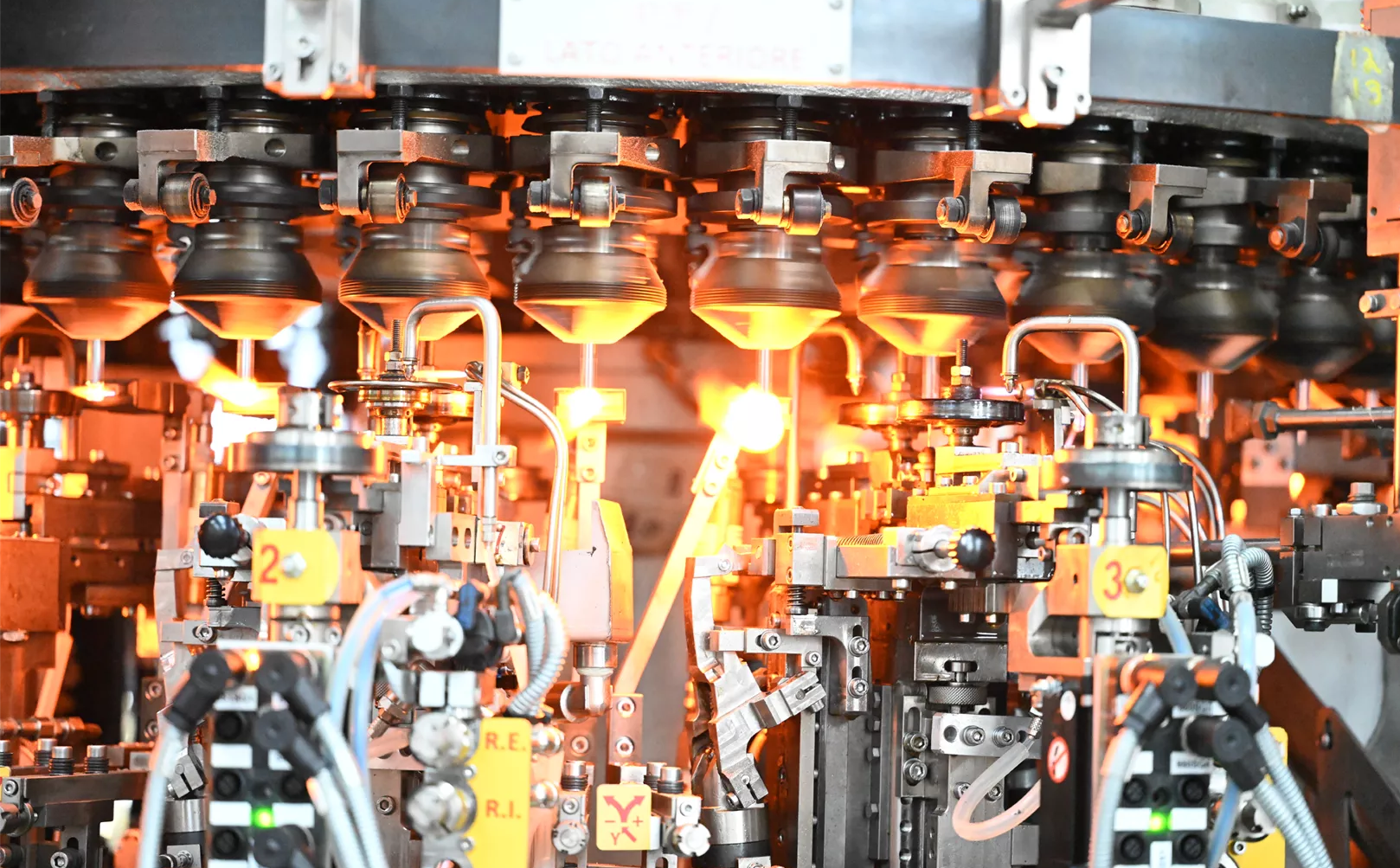 Dentro del horno, cómo se produce la fusión de vidrio a 1670 ° C, donde el polvo crudo se convierte en vidrio de grado médico