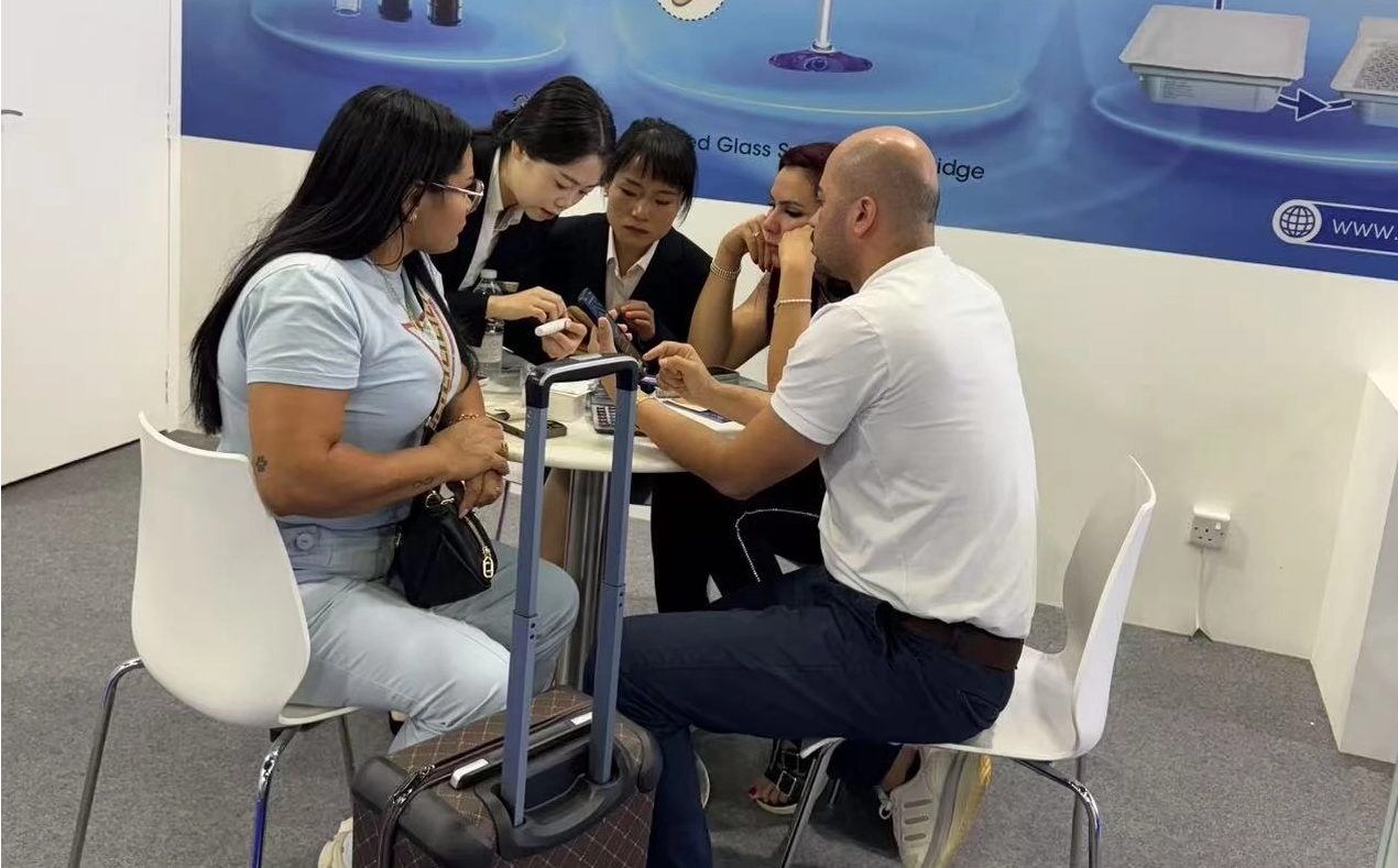 Construyendo asociaciones globales en Dubai Derma 2025